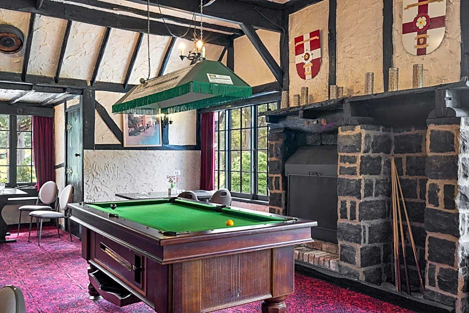 The Fox and Hounds Historic Hotel