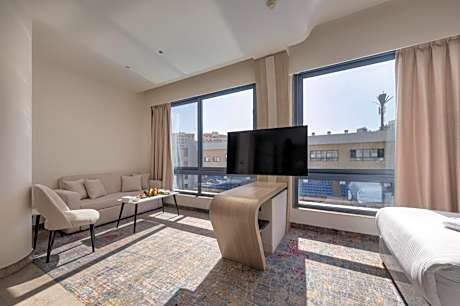 Standard King Room with Pool View - Mobility Accessible