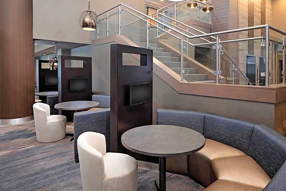 Courtyard by Marriott Dallas Downtown / Reunion District