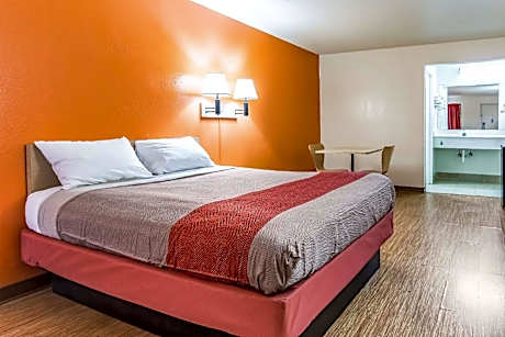 1 Queen Bed | ADA/Tub, Non-Smoking