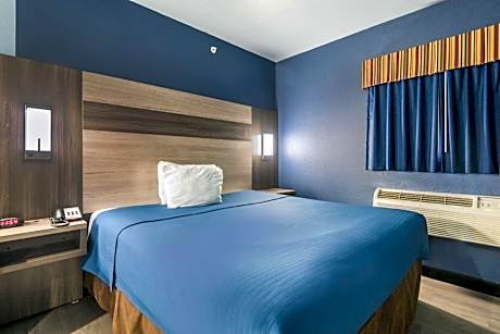 1 King Bed, Non-Smoking