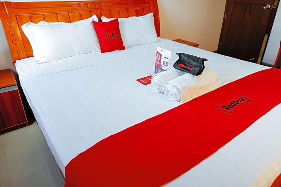 RedDoorz Plus near Camella La Brisa Lapulapu