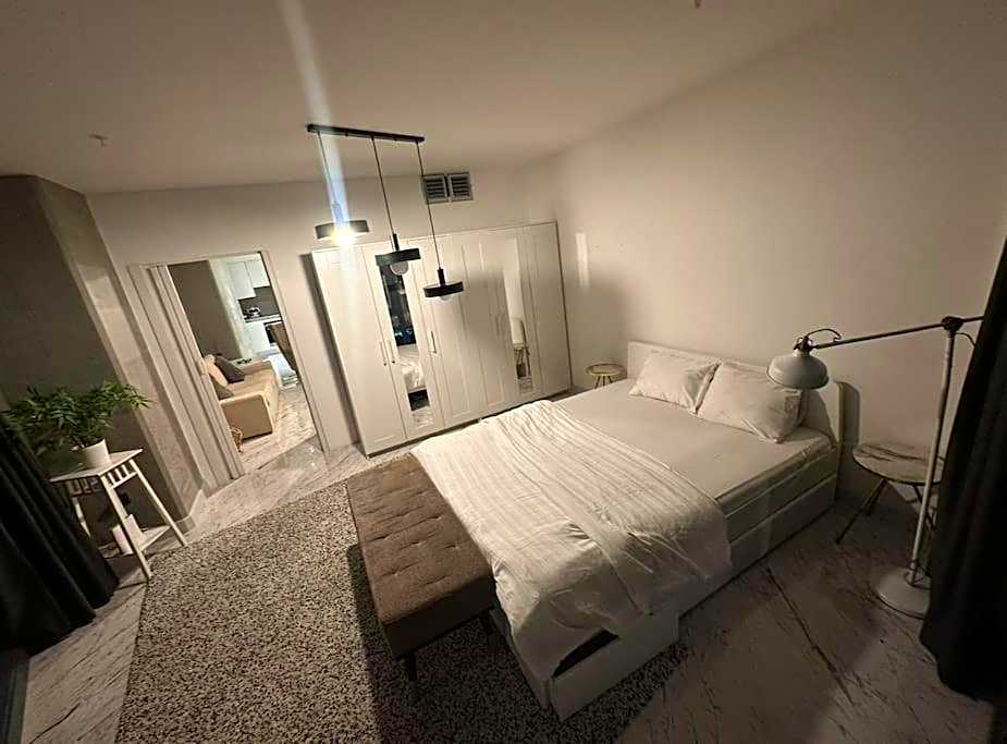 lavish apt with 180 ist view at 40F gym pool 89