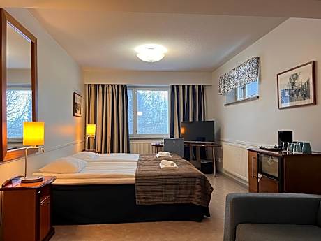 Deluxe Room (2 Adults + 1 Child)