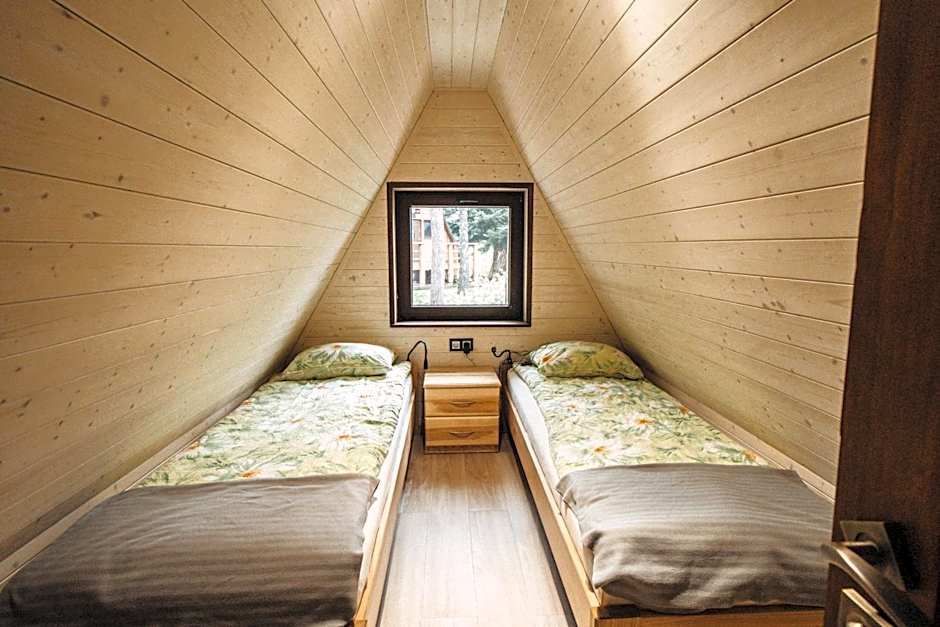 Przystań nad Sanem z widokiem na góry i rzekę