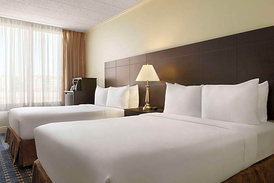 Travelodge Hotel & Convention Center by Wyndham Quebec City