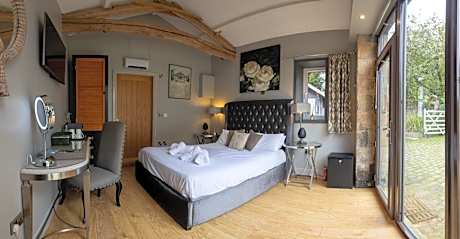Deluxe Double Room (The Coach House) (Pet-Friendly Room)