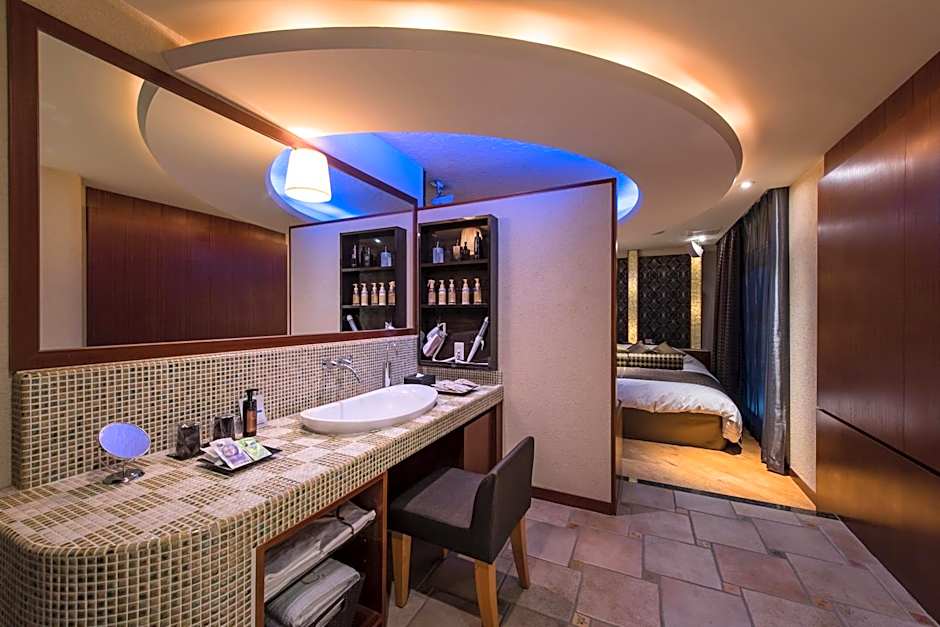 Hotel C. Chiba Shiroi