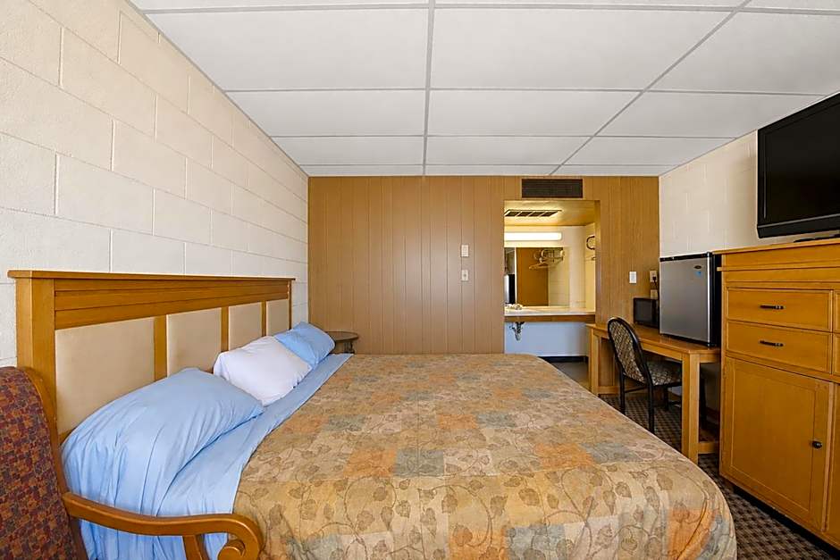First Inn By OYO Quinter Hwy 70