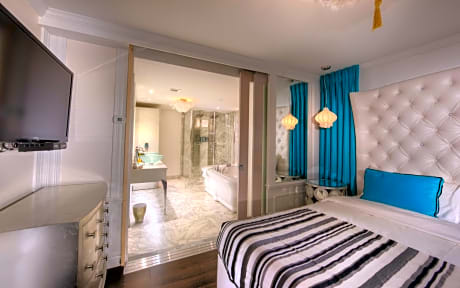 Topaz Premium Suite, 1 King Bed and 1 Queen Murphy Bed