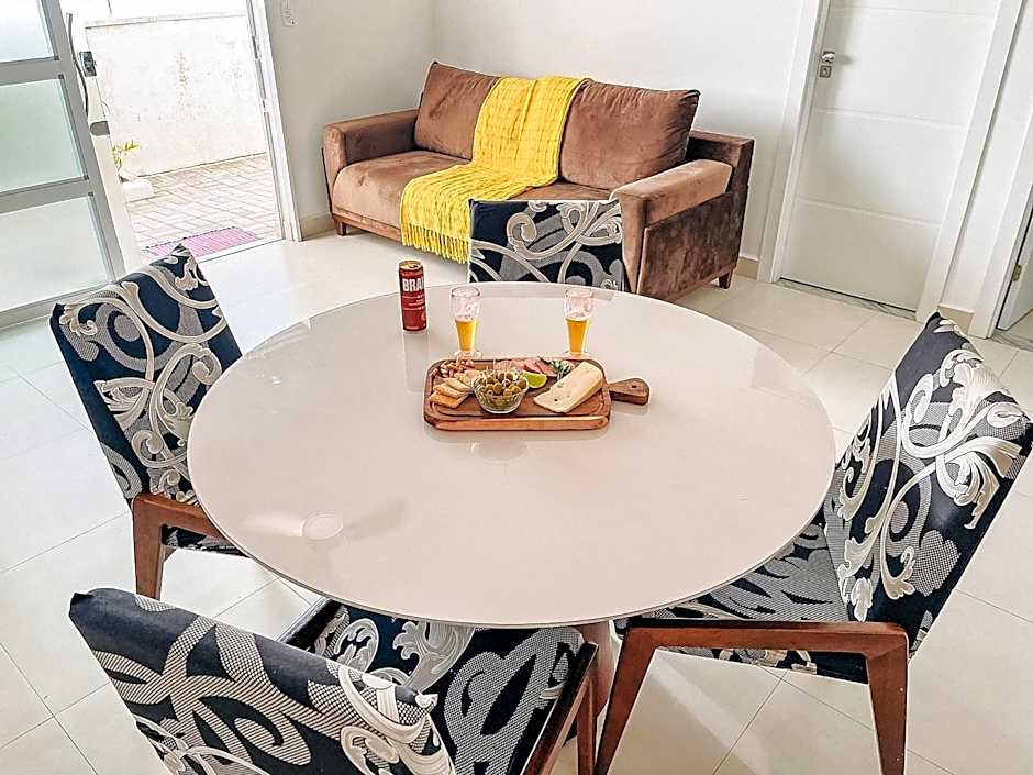 Apto Térreo com 2 quartos (ambos com ar split), sendo 1 suíte, internet privativa 300MBPS, no Residencial Vila Regina, condominio com piscina e área gourmet bem próximo a praia de Taperapuã