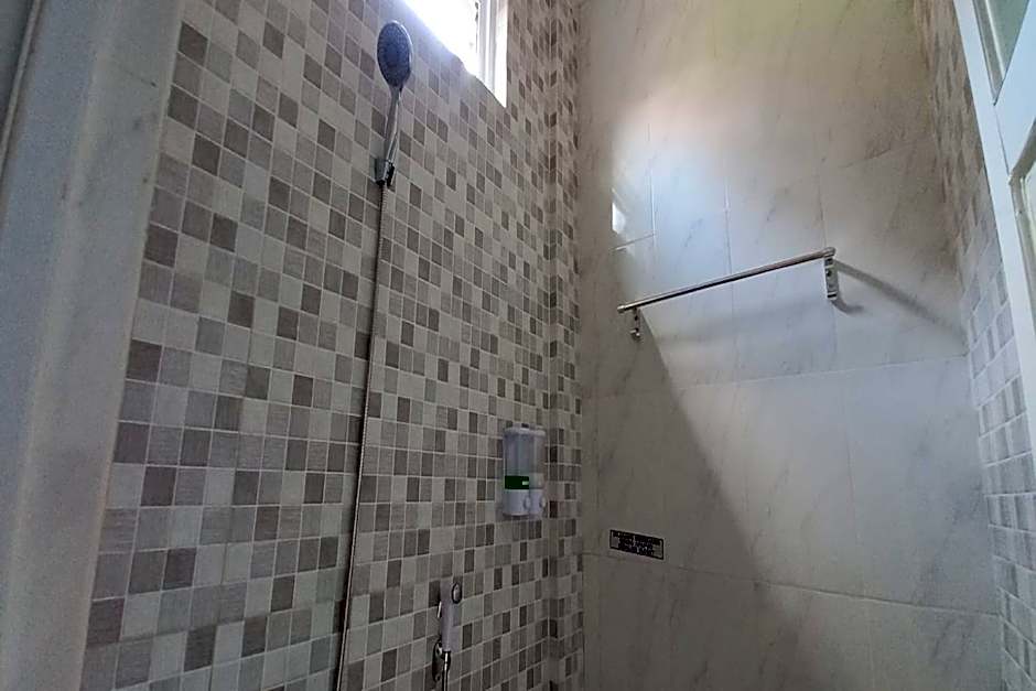 OYO 93769 Setia Budi Guest House 2