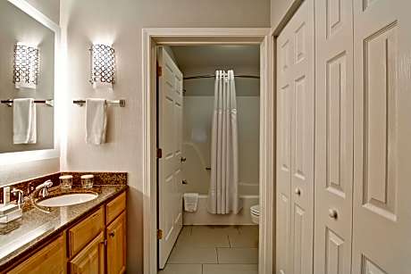 2 DOUBLES 1 BEDROOM SUITE- HEARING ACC-600SF