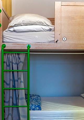 Bed in 6-Bed Mixed Dormitory Room with Bathroom