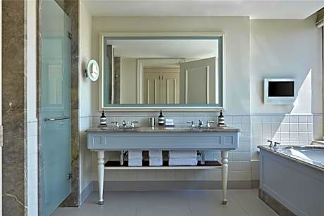 Junior Suite with Balcony and Garden View