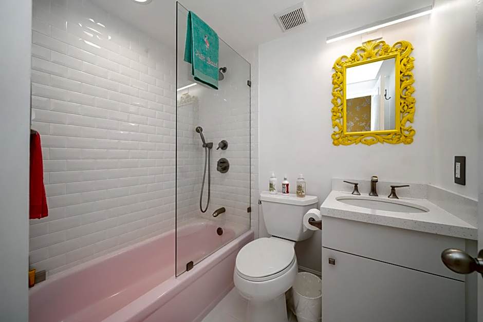Renovated studio in the heart of Palm Beach - free parking, security box