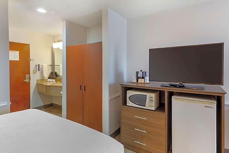 Best Western Plus South Hill Inn