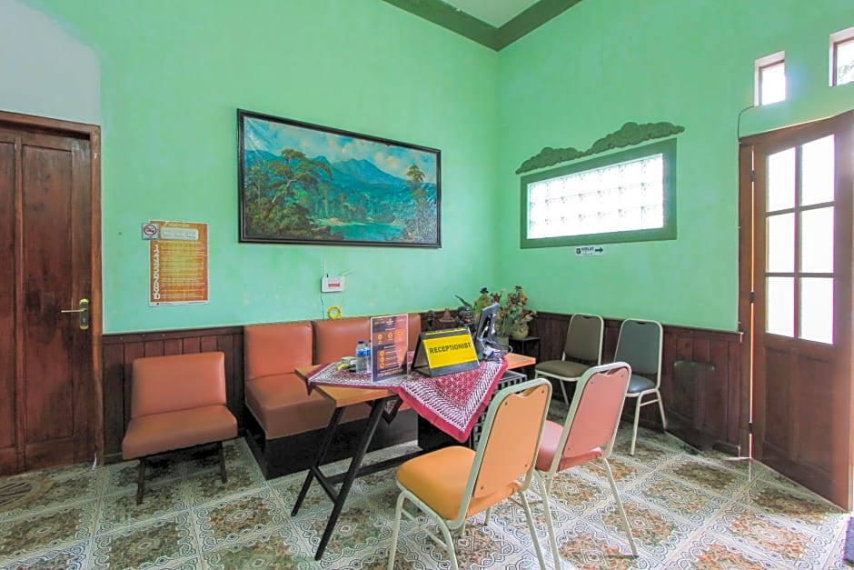 SPOT ON 2490 Griya Kencana Homestay