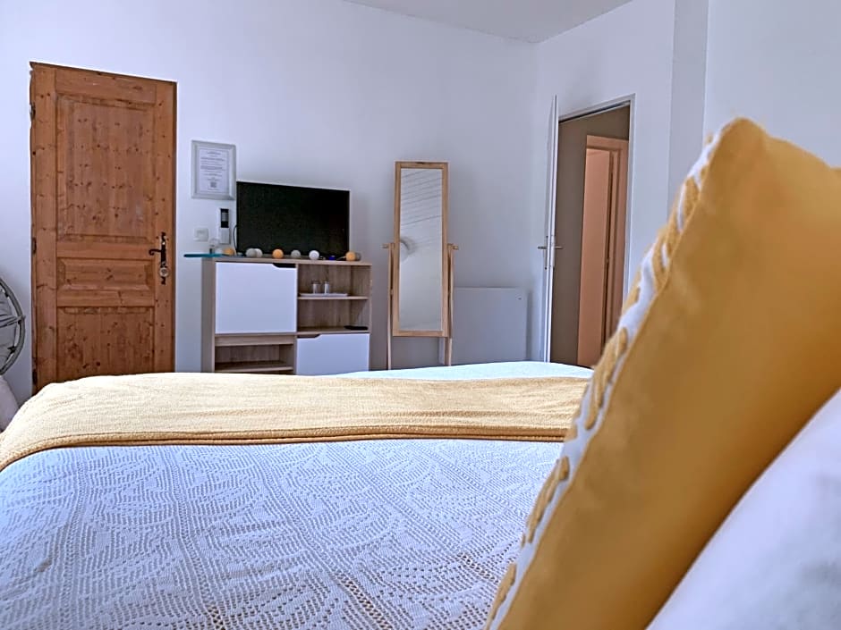 Les Tables Aux Vaches - Maison d'Hôtes - Confort, calme et détente au bord du lac de la Raviège