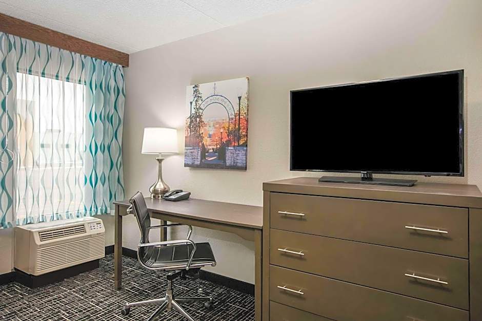 La Quinta Inn & Suites by Wyndham Davenport