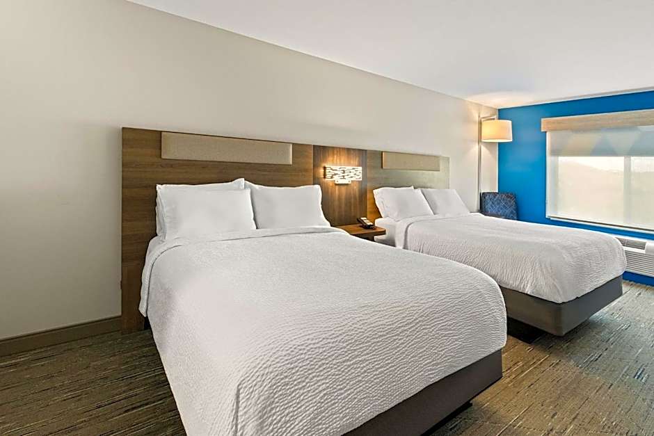 Holiday Inn Express & Suites Fairmont By IHG