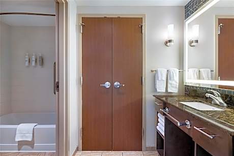 1King Accessible Bathtub Suite Nonsmoking