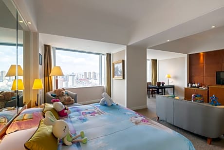 Family Suite (2 Adults + 1 Child)