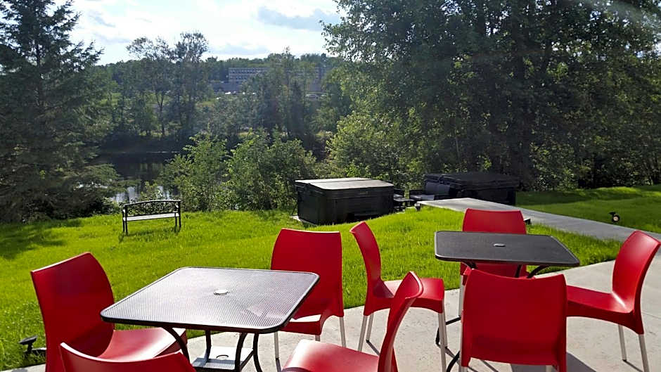 Super 8 by Wyndham Mont Laurier