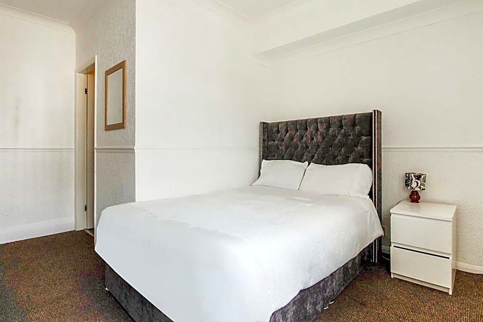 OYO The Longlands Hotel