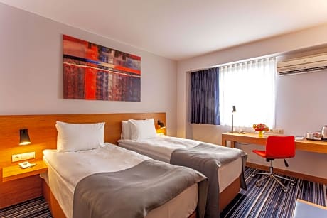 2 SINGLE BEDS,NSMK,SUPER,WIFI,COFTE,SAFE,SHOWR,FULL BREAKFAST