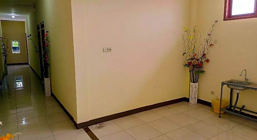 RedDoorz near Tirtonadi Park Solo