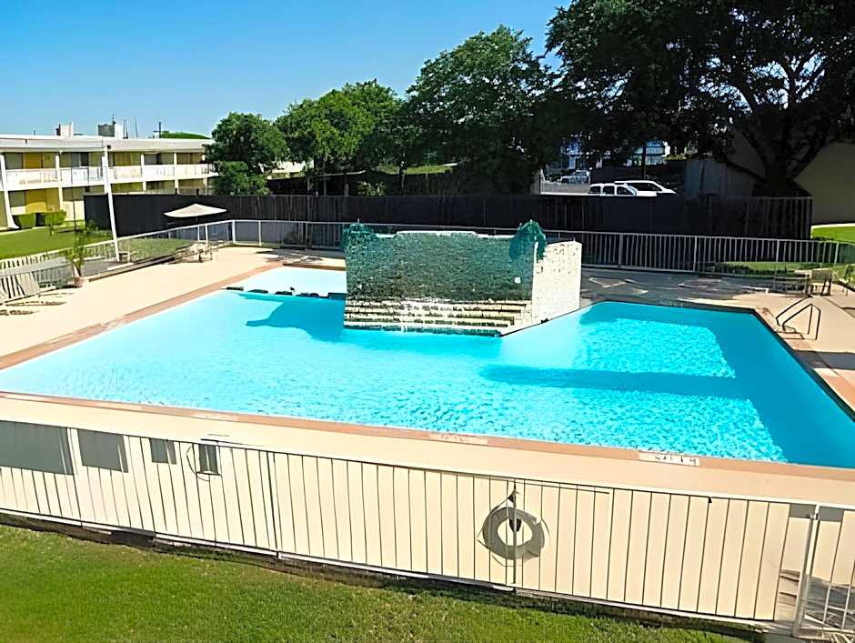 Mid Towne Inn & Suites