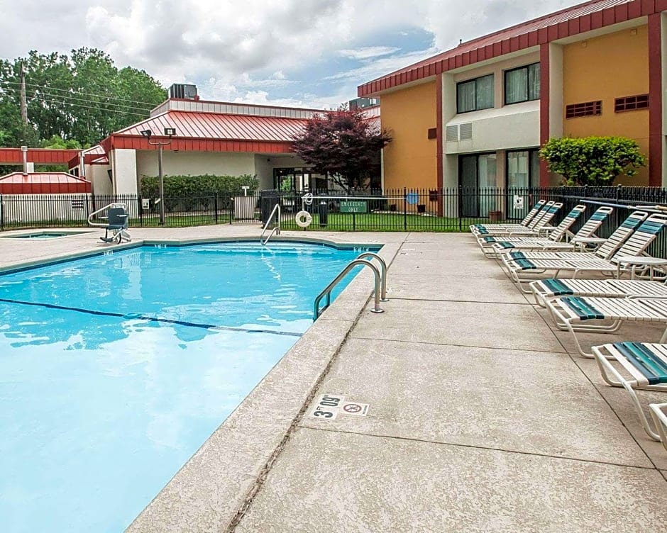 Quality Inn & Suites Kansas City I-435n Near Sports Complex