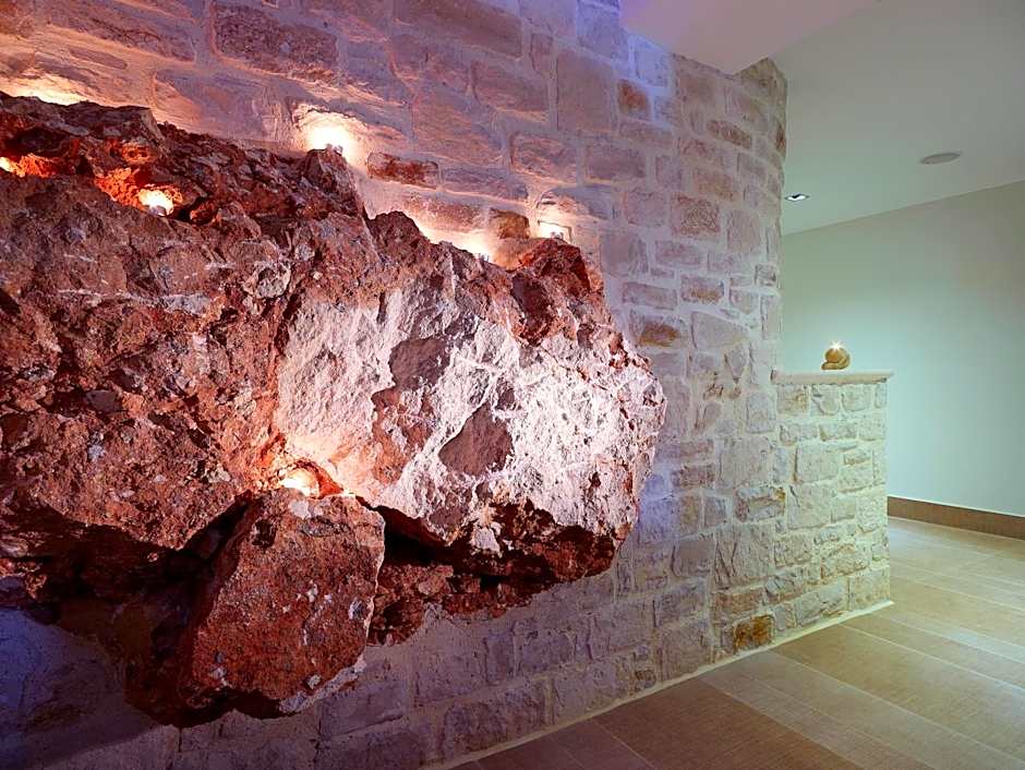 Macaris Suites & Spa