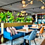 Renaissance by Marriott Amsterdam Schiphol Airport Hotel