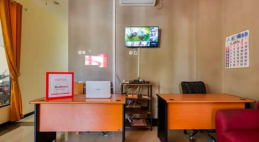 RedDoorz Syariah near Airlangga University Campus B