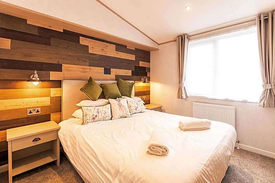 Hemingway Lodge with Hot Tub