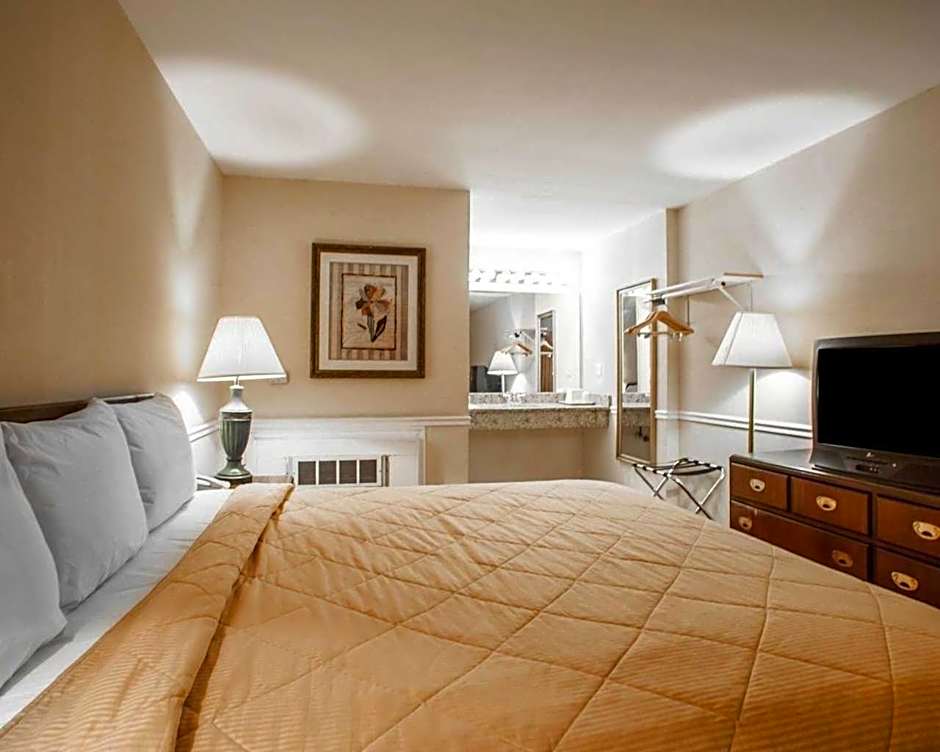 Photo 1 of 5 of 1 King Bed, Nonsmoking