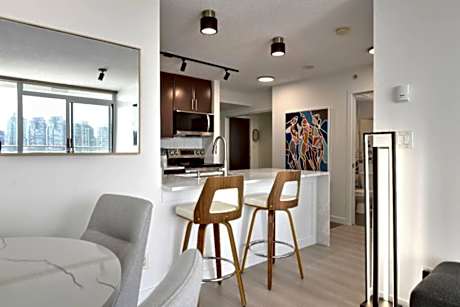 Luxary Condo Downtown Vancouver with free parking