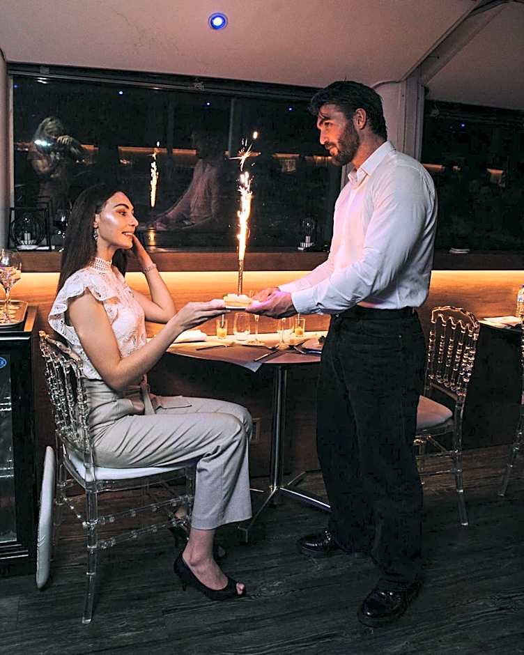 Le VIP Paris - Yacht Hotel