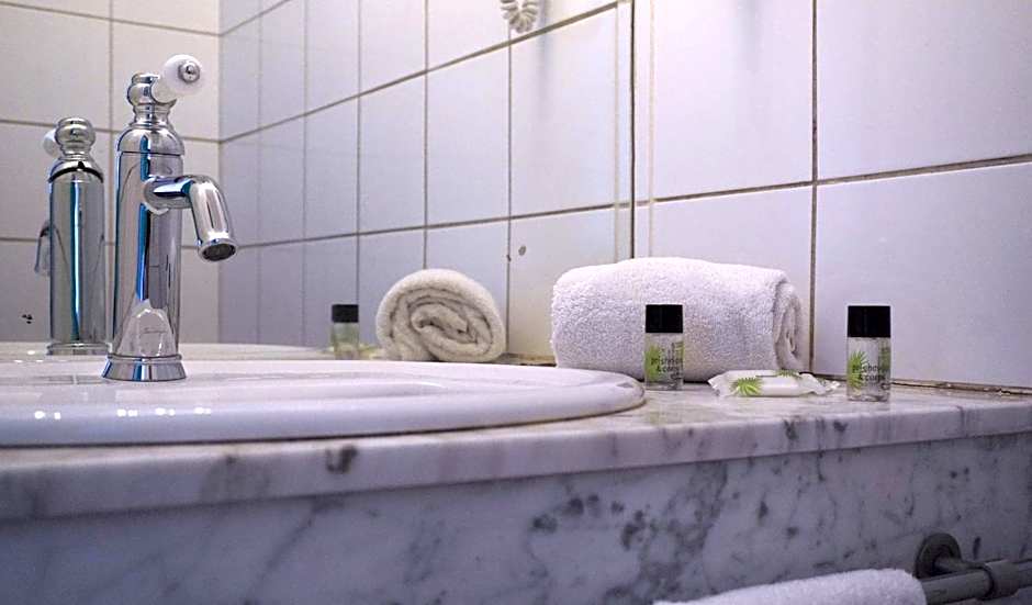 Hotel Ours Blanc - Place Victor Hugo