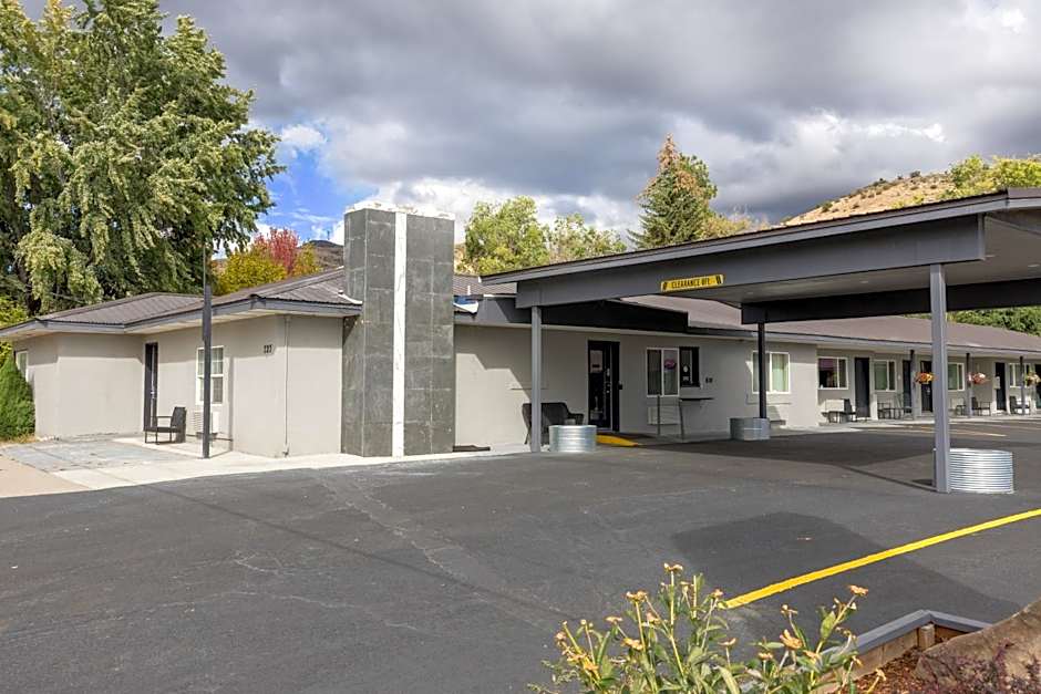 Oregon Trail Inn and Suites