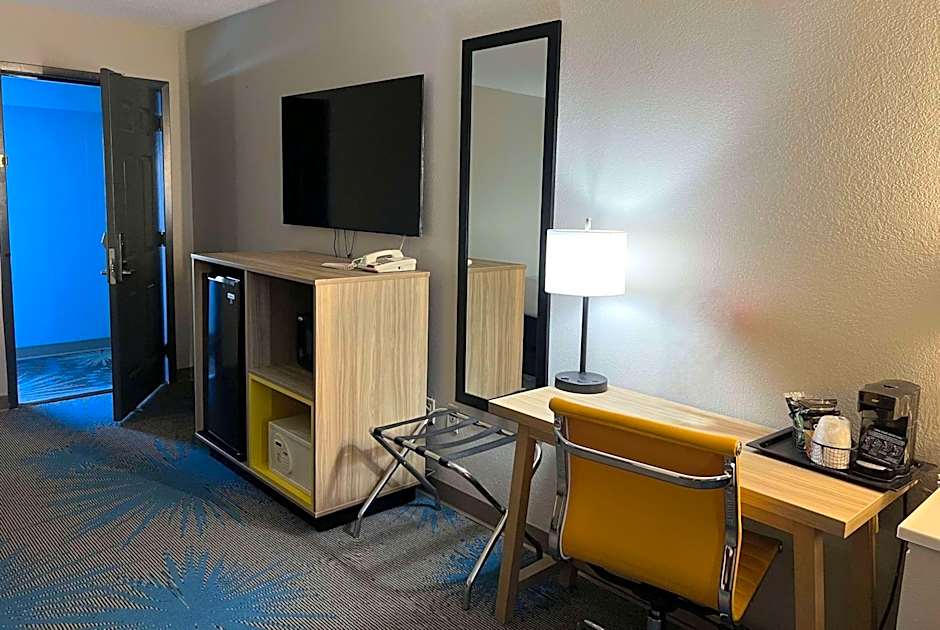 Days Inn by Wyndham Jamestown