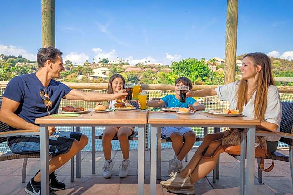 Hotel Selwo Lodge - Animal Park Tickets Included