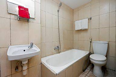 RedDoorz Plus @ Singosari Raya