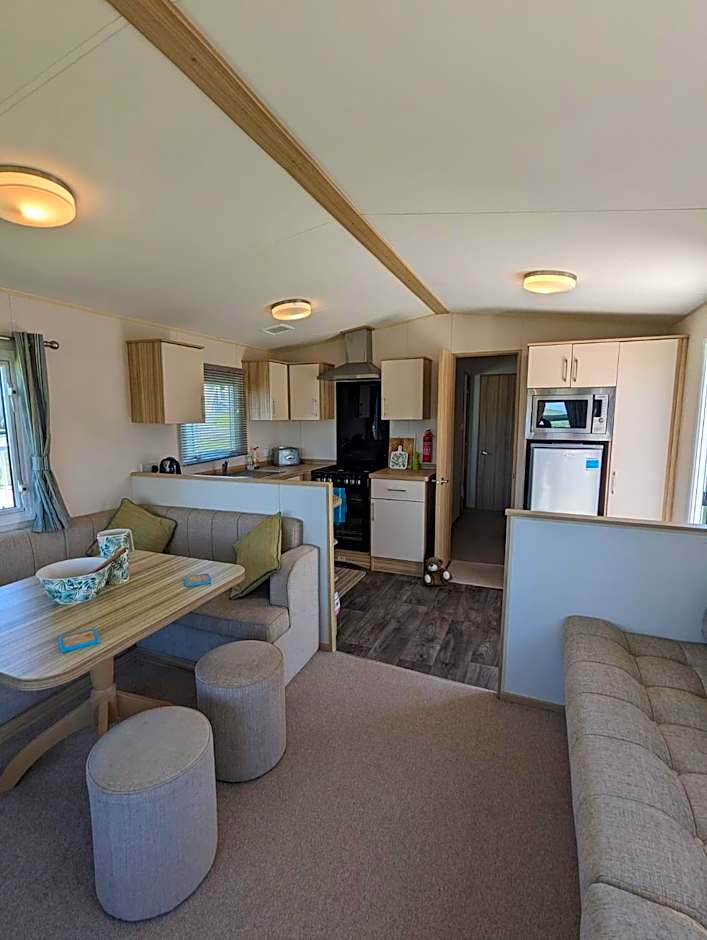 LOVELY BRIGHT MODERN CARAVAN SWANAGE on PEACEFUL AND TRANQUIL HOLIDAY PARK