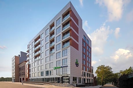Holiday Inn Express & Suites Woodside LaGuardia Airport By IHG