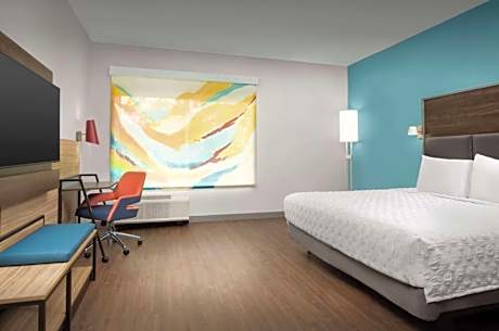 King Room with Roll-In Shower - Mobility Access