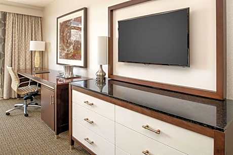 King Room with Tub - Mobility/Hearing Accessible/High Floor