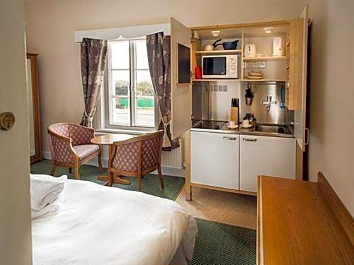 Albert and Victoria Hotel
